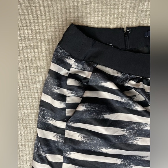 ⭐️ GAP A-line skirt- size 10- black grey stripe with small flaw - Picture 2 of 6